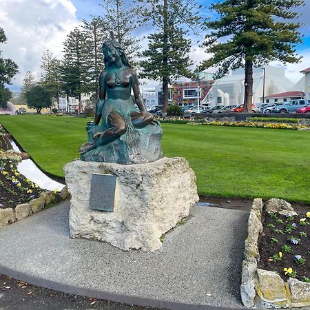 Swiss-Belhotel Napier Exterior photo The sculpture in 2019